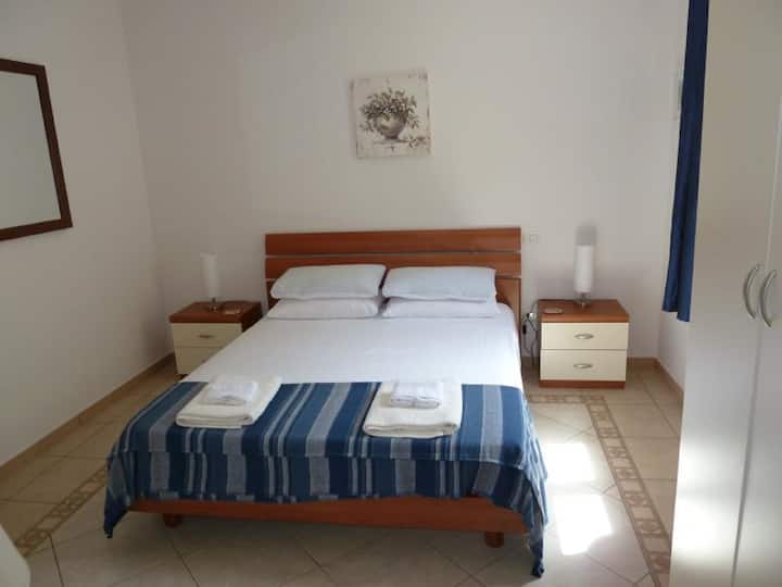 ห้องนอน #1 พร้อมห้องน้ำในตัว  มีการเพิ่มฟูกในห้องนี้สำหรับผู้เข้าพักเสริม