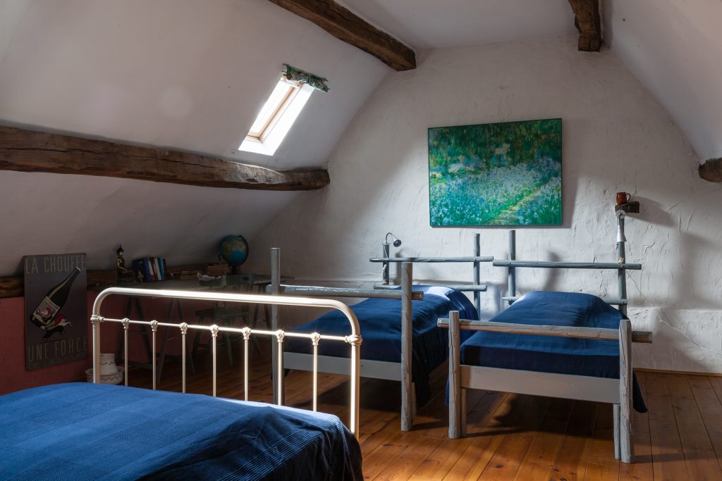 Საძილე ლოფტი ორი ერთადგილიანი საწოლით და ერთი ორადგილიანი საწოლით. Საერთო სააბაზანო საშხაპით, ლავაბოთი და
ტუალეტით. მეორე სართული.