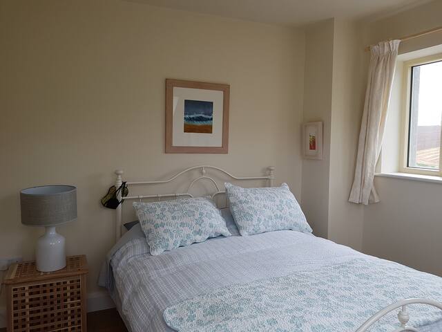 Unwind in 5-star luxury at the award-winning Rivermount House, County Cork. With scenic views of the River Bandon, guests can enjoy spacious bathrooms, Bed Breakfast Accommodation Kinsale | Cork | P17 W728