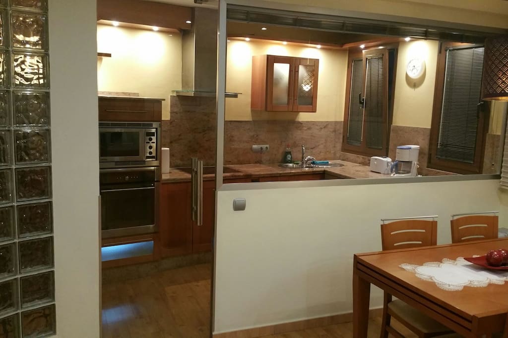 división de salón cocina en cristalera y puerta..