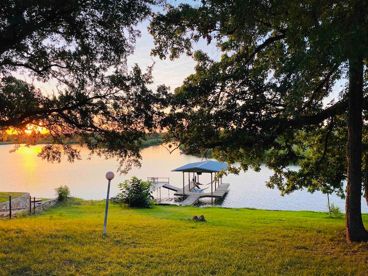 Secluded lake house Waterfront, boatdock,trees. Tiny houses for