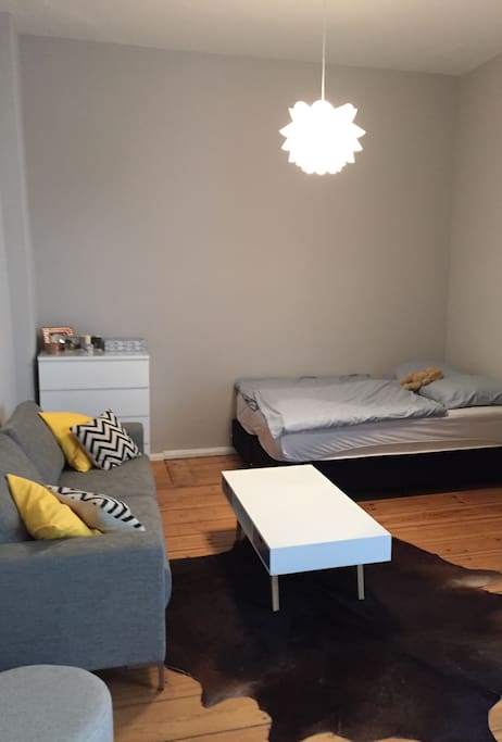 Wohnzimmer mit Schlafbereich