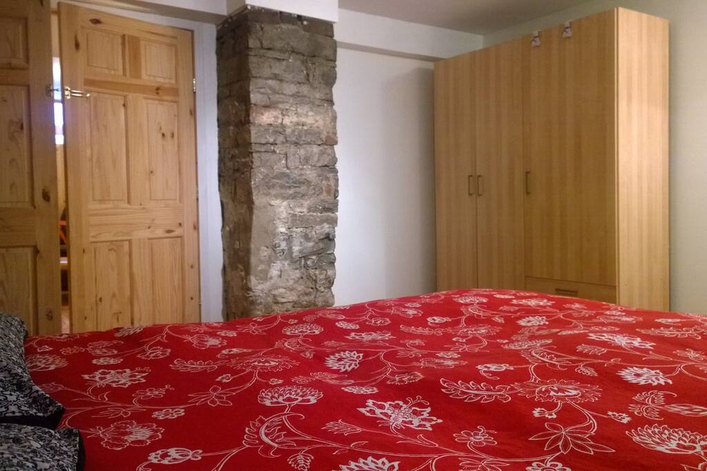 Dans cette chambre se trouve un lit
grandeur "queen". On y trouve aussi serviette, bouchons d'oreille, oreiller et couverture supplémentaires/In this room, there's a queen size bed. There's also towel, ear plugs, an extra pillow and a extra blanket