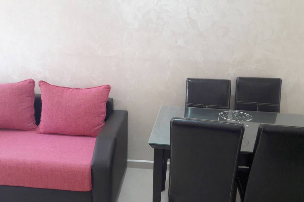Table avec 4 chaises