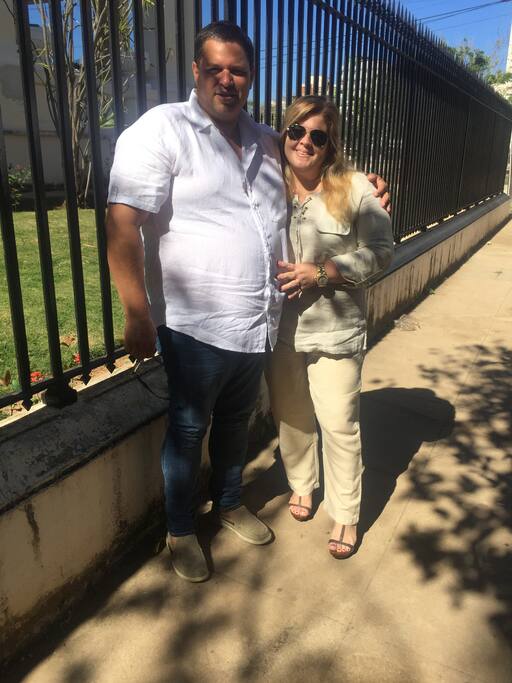 Estos somos nosotros, sus Anfitriones Froilan y Gloria q los esperamos para asegurarnos de q pasen una feliz e inolvidable estancia en nuestra casa