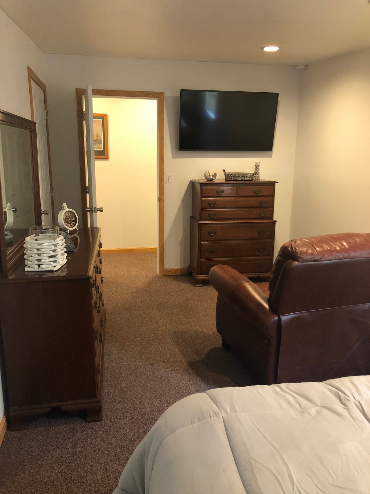 Chumba cha kulala kwenye ngazi ya pili na kitanda cha malkia