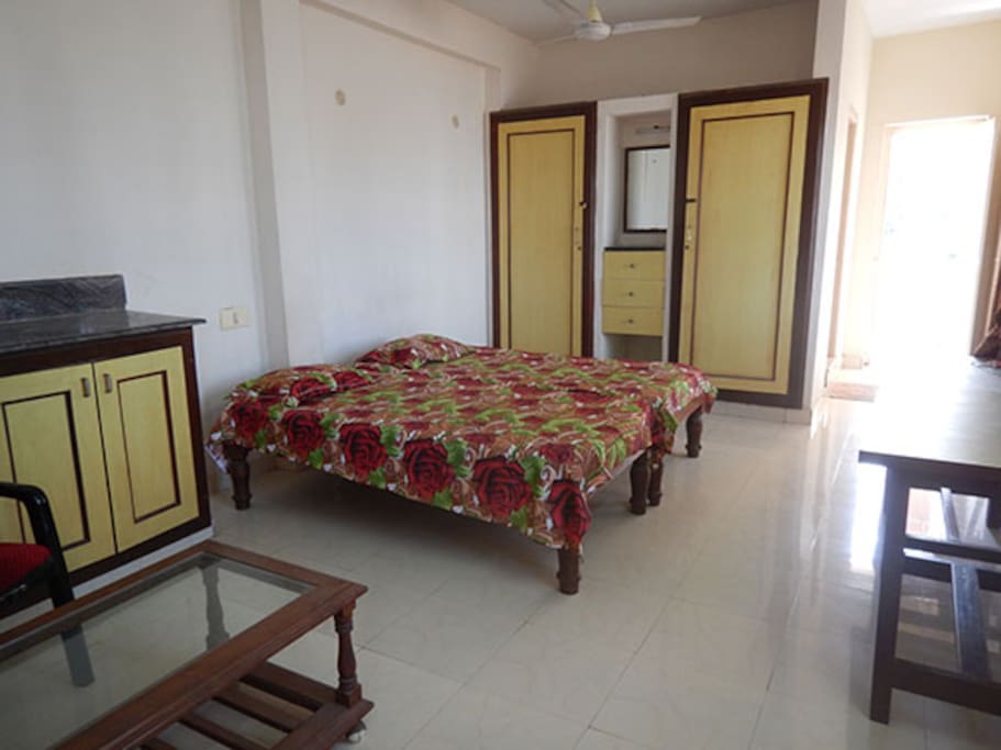 Large room 15' x 25' Option of two single beds or one king size bed