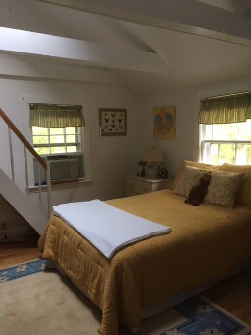 Guest bedroom with loft