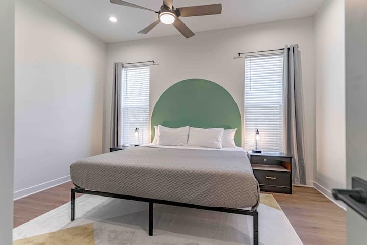 Chambre avec lit King Size au premier étage, salle de bain attenante. 