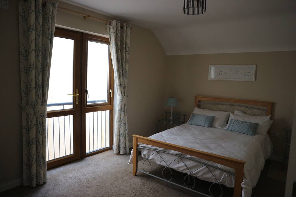 Double bedroom en-suite bathroom