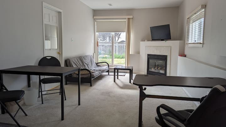 Entire Suite, Busy Business Area 20min To Downtown - Ottawa