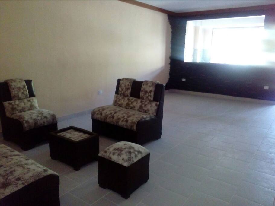Se encuentra semi amoblado , ahora incluye una mesa de comedor más.