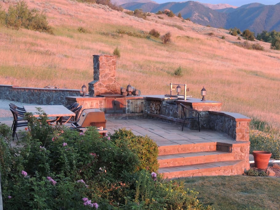 Outdoor Patio with cooking and grilling facilities