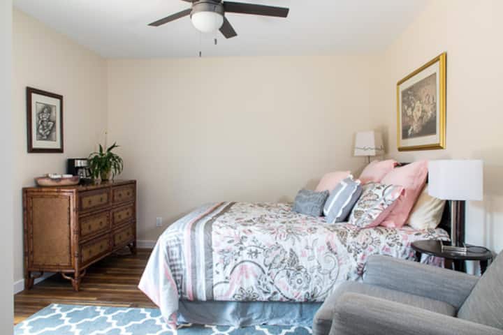 בחדר השינה השני יש כניסה פרטית, עם מיטת קווין סייז, חדר רחצה צמוד, ארון מלא ושידה.  