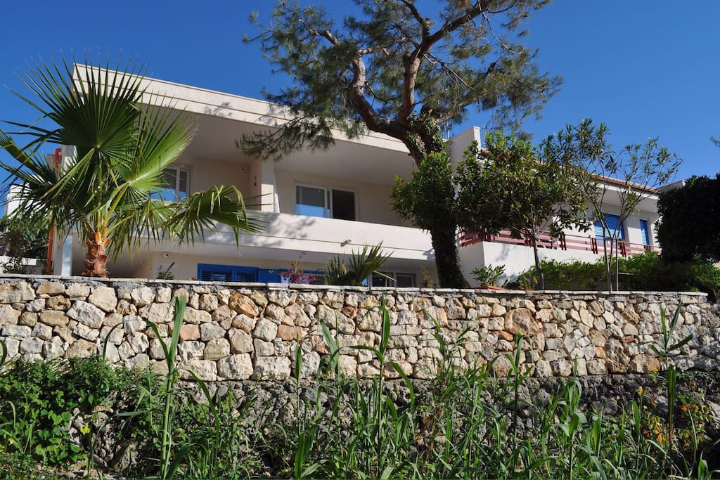 Il B&B Via Del Mare si trova ad una distanza di 20 m dal mare. Si accede da una stradina privata e si sviluppa su due piani, con un grande giardino frontale e laterale dove poter fare colazione godendo della meravigliosa vista della baia di San Gregorio.