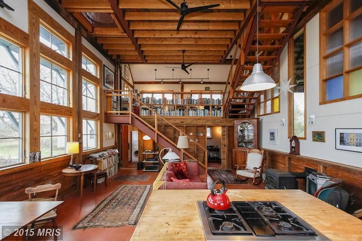 Barn Apt on Tranquil Historic Farm--Amazing Views