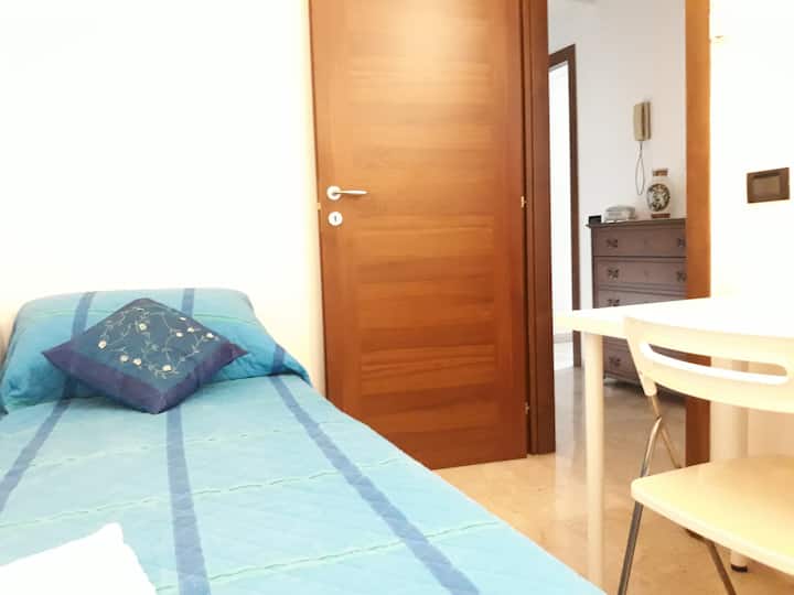 Pamje nga papafingoja e hënës së plotë - dhoma e dytë e vogël teke