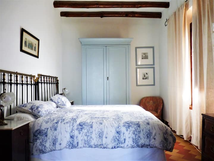 Dormitorio doble planta baja, con baño / Double bedroom on ground floor, with bathroom