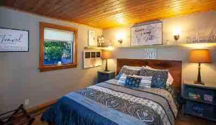 Hlavná spálňa má cestovateľskú tému a upokojujúcu modrú farbu. Toto je amišsky vyrobený matrac a je veľmi pohodlný... tiež veľa vankúšov a mäkkých obliečok! Hľadajte knihy na čítanie vo všetkých izbách - všetky sú vybrané tak, aby vám priniesli pokoj a radosť! 