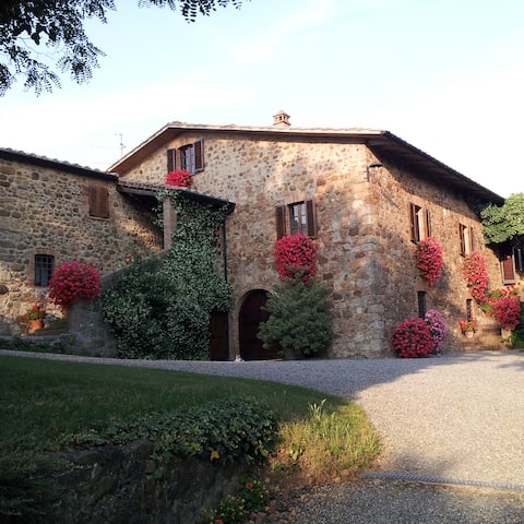 Top Airbnb: Edera Apartment in Agriturismo with Pool a Pomarance