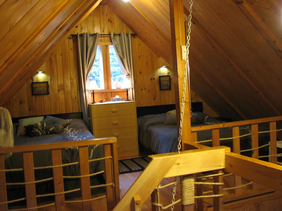 La chambre est à la mezzanine avec deux lits double