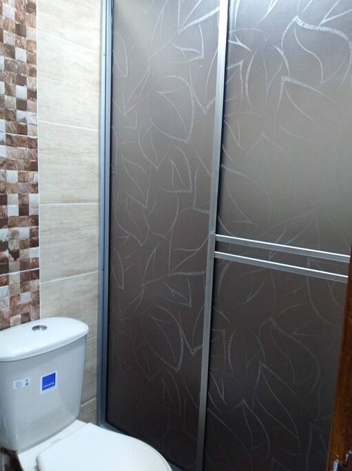 Baño privado de la habitación con dos camas dobles