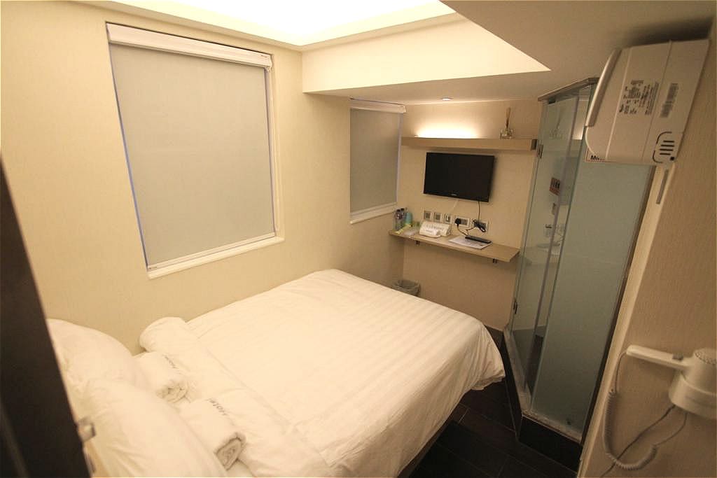 房間內床的尺寸為4"X6",房間面積為9平方米。
Room is facilitated with a 4' x 6' bed.Room size is 9 square meters.