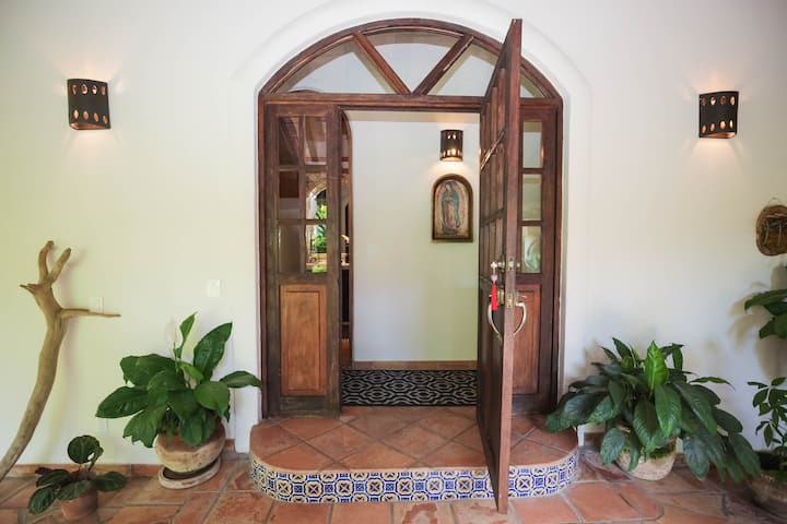 Вход към крилото за гости