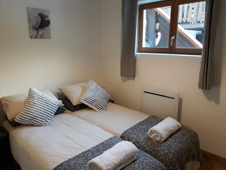 חדר שינה 2 - שתי מיטות יחיד עם אומגה זוגית