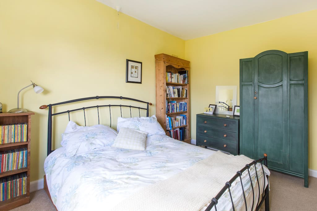 Wardrobe and chest of drawers