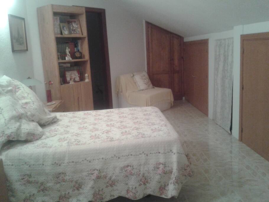 Cama de matrimonio, al fondo sillón se transforma en cama