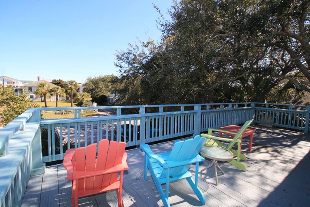 Enjoy your Morining Coffee and Tybee`s Ocean Breezes from the Upstairs Balcony or Downstairs Screened Porch