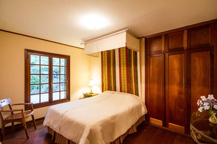 חדר שינה זוגי בבקתת אורחים