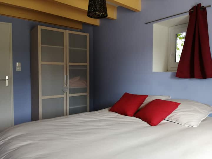 habitación 2: una cama de 140