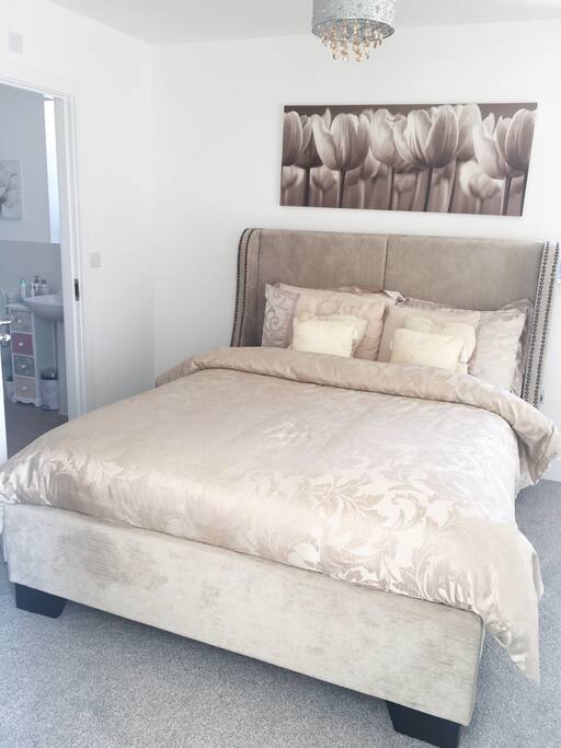 Ensuit kingsize bed