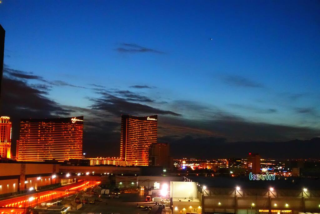 Balcony View
Near Country Club Golf Course & Strip&Convention Center