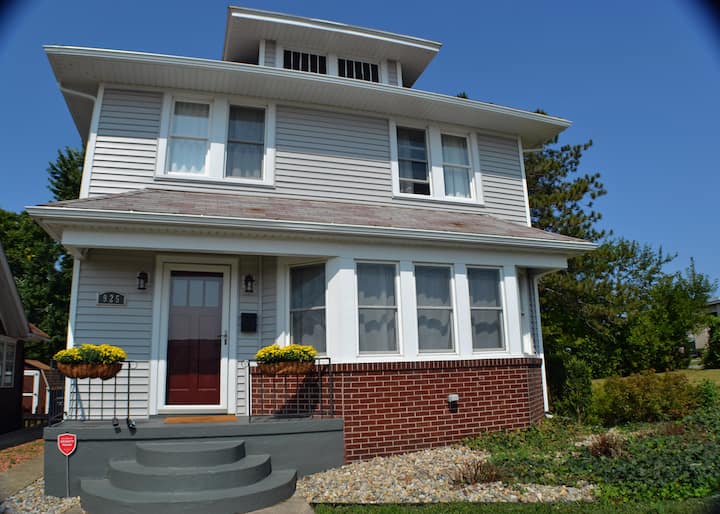 Spacious Home, Walk To Campus! - South Bend, IN