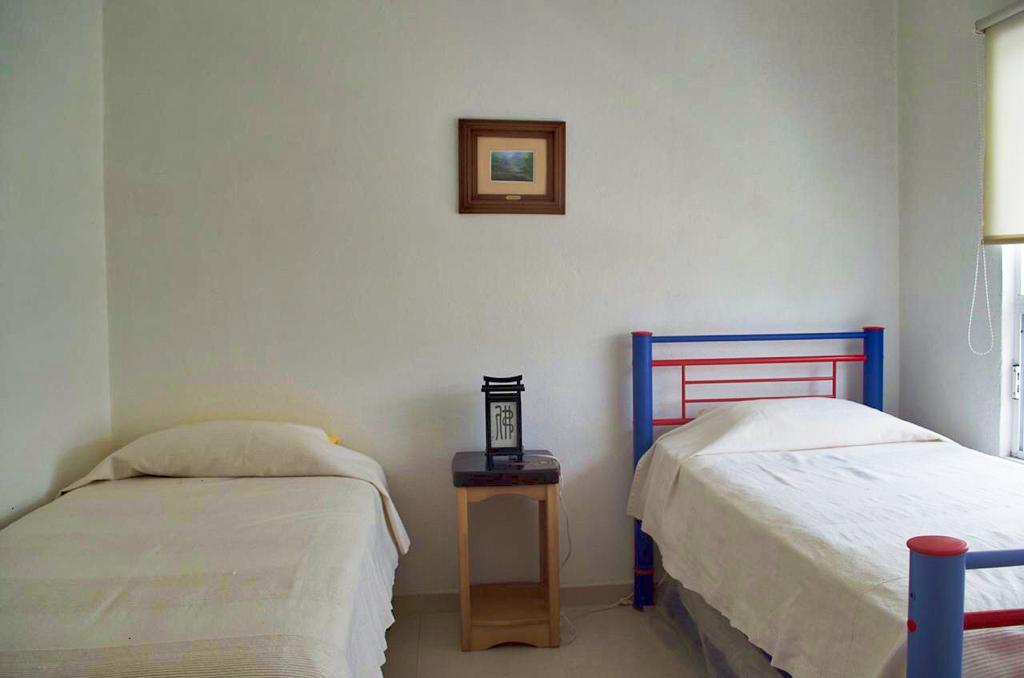 Спална соба 4 со два високи кревета и 1 низок кревет