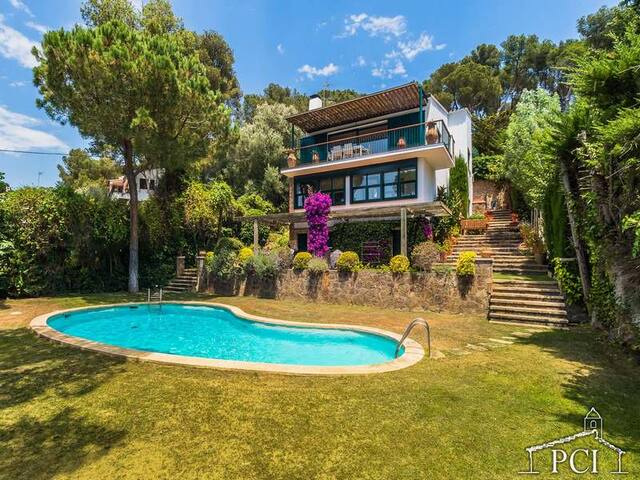 Sc204 Fabulous House with Private Pool and Garden gallery image 2