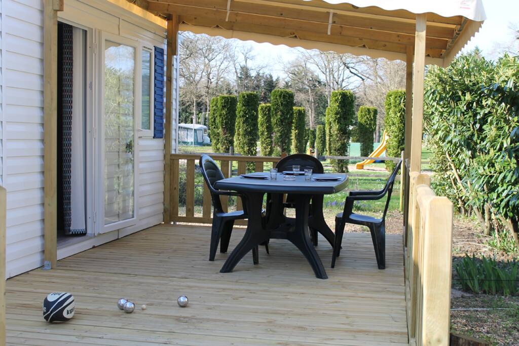 Terrasse couverte avec salon de jardin