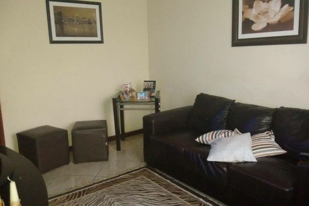 Sala com tv e ventilador.