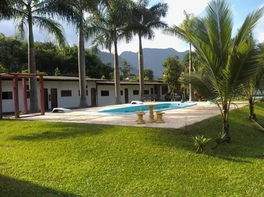 Piscina e Vista dos 6 quartos coletivos