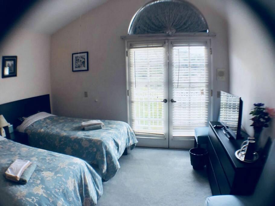 Room C (two twin beds)