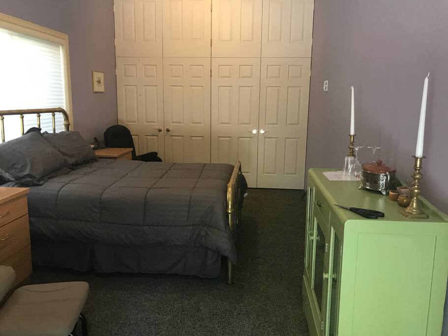 Brass double bed in Spider Lake Guestroom