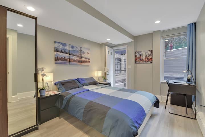 Camera da letto principale con accesso privato al cortile. Linee nitide, forme rettangolari ben posizionate e mobili accuratamente selezionati hanno creato un senso di ordine e funzionalità nella camera da letto matrimoniale