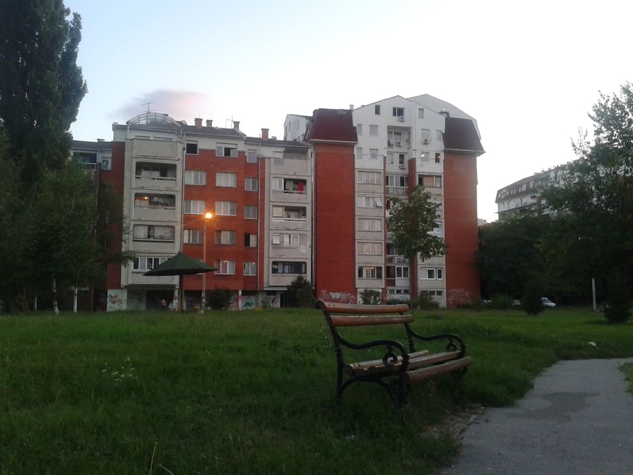 dvorište sa parkom iza zgrade