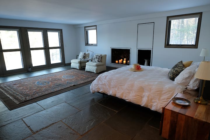 Dormitorio principal con California King, sofá cama, dos baños y terraza privada justo al salir.