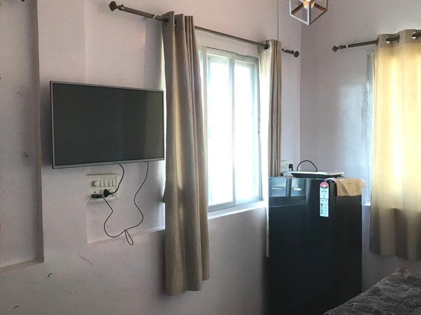 Drie ramen met uitzicht op de hemel voor frisse lucht 