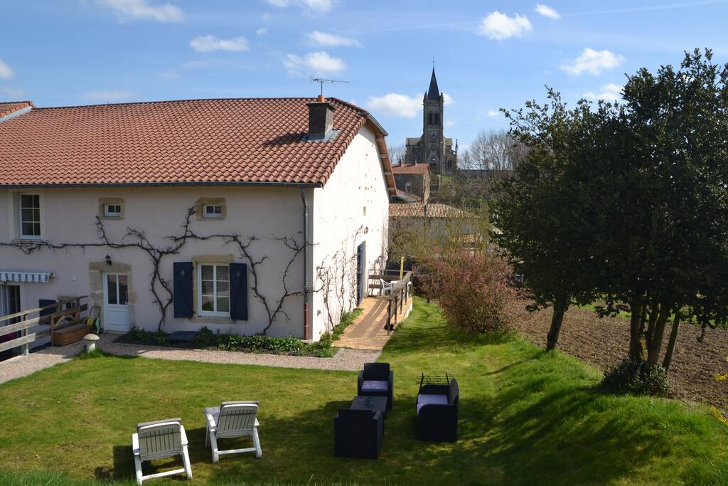 Le gîte et son salon de jardin.