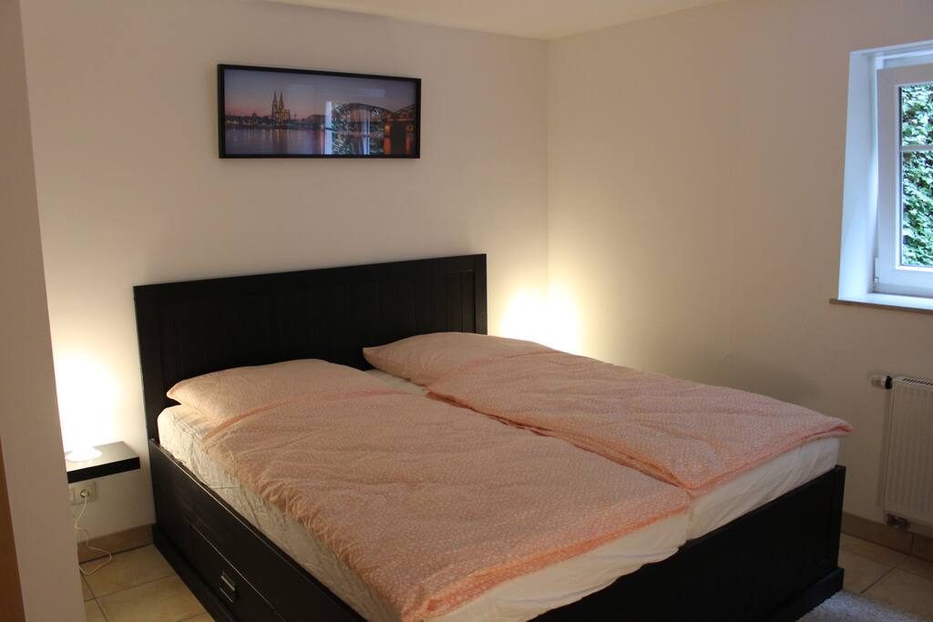 gemütliches Doppelbett mit Stauraum
